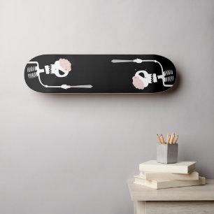 Skateboard squelette d'Halloween avec une épée