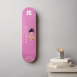 Skateboard Style japonais féminin avec Monogramme "Fleur"<br><div class="desc">Fille style japonais avec Monogramme "Fleur" 花 et nom. Faites-le vous-même en ajoutant votre texte. Pour accéder aux outils de montage avancés, allez à "Personnaliser ce modèle" et cliquez sur "Détails", faites défiler et appuyez sur le lien "cliquer pour customiser plus loin".</div>