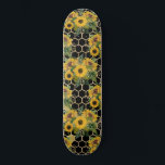 Skateboard Sunflower Honeypeb motif floral noir<br><div class="desc">Ce design présente des bouquets de tournesol jaunes et un motif en nid d'abeille hexagonale d'or sur un arrière - plan noir.</div>