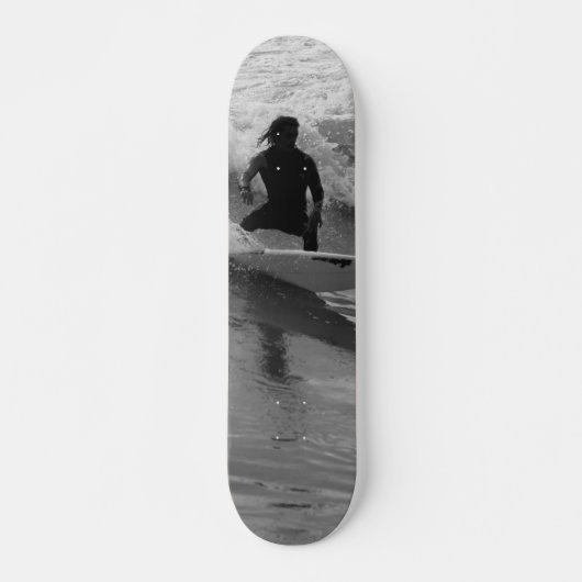 Skateboard Surfer En Niveaux De Gris Des Vagues (Devant)