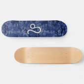 Skateboard Symbole de zodiaque de Lion sur le bleu marine (Horz)