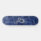 Skateboard Symbole de zodiaque de Lion sur le bleu marine (Horz)
