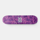 Skateboard Symbole Zodiaque Aquarius sur le camouflage numéri (Horz)