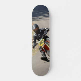 Skateboard Tabla de Skate Piloto Motociclista en una Curva