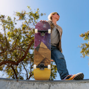 Skateboard tempête cosmique au-dessus de l'égypte