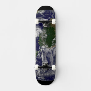 Skateboard Terre Pleine Avec Tempêtes Tropicales Dans L'Atlan