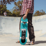 Skateboard Tigre noir et blanc sur Turquoise Personnalisé<br><div class="desc">Ce skateboard de couleur bleue turquoise cool a une illustration d'un tigre blanc à rayures noires. Ce tableau est prêt à être personnalisé avec un nom ou un autre texte en lettres blanches contre un arrière - plan noir.</div>