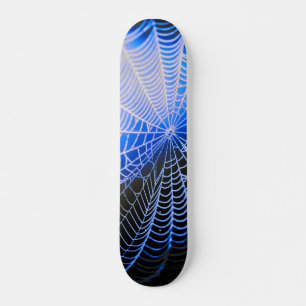 Skateboard Toile d'araignée noire bleue effrayante et sinistr
