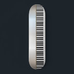 Skateboard Touches de piano cool, Argent<br><div class="desc">Clés de piano sur un arrière - plan d'argent.</div>