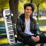 Skateboard Touches de piano personnalisées Musique Instrument<br><div class="desc">Augmentez votre style et ajoutez une floraison musicale à vos tours et à vos flips, avec ce skateboard au thème piano cool. Avec un design de touches de piano noir et blanc, le skateboard peut être personnalisé avec un nom. Sûr de frapper une corde avec les mélomanes, c'est un skateboard...</div>
