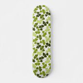 Skateboard Trèfle vert dans une variété de nuances (Devant)