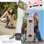 Skateboard trippy esthétique rétro rayures super personnalisé<br><div class="desc">rétro esthétique tendance trippy rayures ondulées motif skateboard en rose et blanc pour elle est votre nom personnalisé dans un audacieux et grunge lettering. Cool, trippy, tendance, amusant, design saisissant avec une esthétique contemporaine moderne et vintage psychédélique 60 et influences les années 70. Obtenez le design minimaliste et maximaliste parfait...</div>