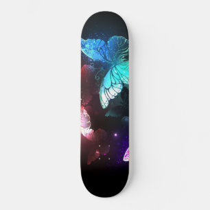 Skateboard Trois papillons brillants sur l'arrière - plan de