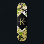 Skateboard Tropical Kawaii Forest Dessin de style Nom initial<br><div class="desc">Ce skateboard amusant avec le motif de la forêt de kawaii ferait un cadeau merveilleux pour quelqu'un,  qui est dans le skateboard! Ajoutez facilement le nom et l'initiale souhaités en cliquant sur l'option "personnaliser ce modèle".</div>