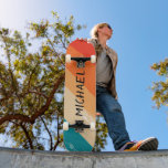Skateboard Trucs de brosse de Sunset Cool de nom personnalisé<br><div class="desc">Nom personnalisé Cool Retro Sunset Brush Strokes Skateboard contient votre nom personnalisé sur un arrière - plan de brosse rétro en orange et bleu. Personnalisez en modifiant le texte dans la zone de texte fournie. Offrez un cadeau personnalisé, un skateboard personnalisé à votre skateboarder préféré pour Noël, anniversaire ou votre...</div>