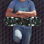 Skateboard Turquoise foncé, noir et or Motif Abstrait<br><div class="desc">Planches à roulettes. Présenté dans un design abstrait turquoise foncé, noir et or prêt à être personnalisé. REMARQUE : SEULEMENT CHANGER LES ZONES MODÈLES NÉCESSAIRES! 😀 Si nécessaire, vous pouvez supprimer le texte et commencer à ajouter le texte et la police que vous voulez. 📌 Si vous avez besoin d'une...</div>