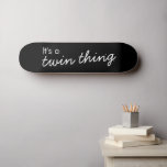 Skateboard Twin Thing | Black Modern Matching Twintuition<br><div class="desc">Simple et élégant "It's a twin thing" design personnalisé dans la typographie moderne dans un style minimaliste qui peut facilement être personnalisé avec votre propre slogan ou message! Un joli design et cadeau parfait pour célébrer le lien spécial entre les jumeaux!</div>