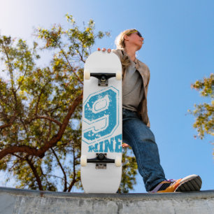 Skateboard Typographie Rétro Minimaliste bleu Numéro Neuf