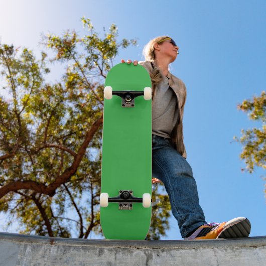 Skateboard un arrière - plan vert avec une bordure blanche (Extérieur 1)
