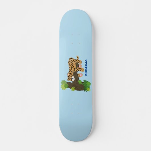 Skateboard Un mignon léopard dormant dans un arbre dessin ani (Devant)