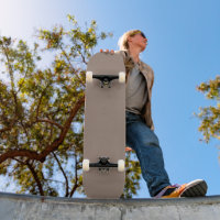 un mur marron avec une horloge