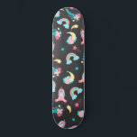 Skateboard Unicorne noire rose Cute étoile florale arc-en-cie<br><div class="desc">Ce motif mignon et magique est parfait pour une femme ou une fille à la mode et amusante. Il présente des illustrations dessinées à la main de licornes, de fleurs avec des feuilles, des arcs-en-ciel et des étoiles filantes sur un simple arrière - plan noir. Le thème de la couleur...</div>