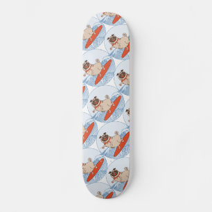 Skateboard Vague à cheval heureux chien de carlin sur la plan