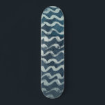 Skateboard Vague d'océan et nom ou texte<br><div class="desc">Démarquez-vous avec ce skateboard bleu marine. Complétez avec votre nom ou votre texte.</div>