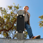 Skateboard Vagues Abstraites modernes en noir<br><div class="desc">Vagues Abstraites modernes sur skateboard noir. Ce skateboard est livré avec des ondes numériques abstraites de chaque côté. L'arrière - plan est noir.</div>