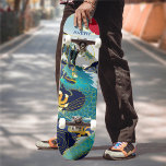 Skateboard Vagues bleues personnalisées Green Dragon Red Sun<br><div class="desc">Le skateboard présente une illustration époustouflante représentant un dragon majestueux nageant gracieusement à travers les rouleaux, ses écailles scintillant alors qu'il bougeait avec un rythme élégant et puissant. customisez-le avec vos initiales à l'aide des champs modèle. ♥ Si vous souhaitez modifier le style de police, la couleur ou le placement...</div>