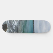 Skateboard Vagues Et Bateaux De Pêche Sur L'Océan, (Horz)