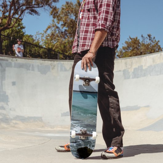Skateboard Vagues Et Bateaux De Pêche Sur L'Océan, (Extérieur 2)