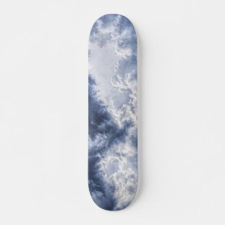 skateboard van stormachinewolken