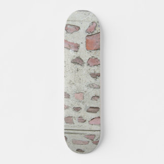 Skateboard Vieille roche noyée dans le ciment de tablier