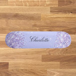 Skateboard Violet lavande parties scintillant nom de poussièr<br><div class="desc">Un arrière - plan violet,  couleur lavande. Personnalisez et ajoutez votre nom. Décoré avec de la poussière de parties scintillant imitation. Le nom est écrit avec un script de style moderne écrit à la main.</div>