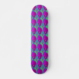 Skateboard visage pourpre sur la planche à roulettes verte