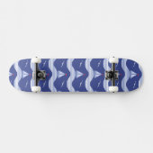 Skateboard Voiliers sur un motif rayé de mer (Horz)