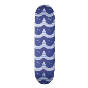 Skateboard Voiliers sur un motif rayé de mer