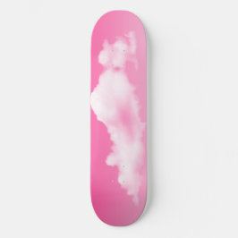Skateboard voor roze hemel en wolken