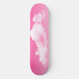Skateboard voor roze hemel en wolken