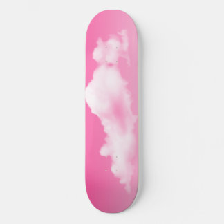 Skateboard voor roze hemel en wolken