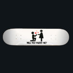 Skateboard Vous m'épouserez avez plié l'homme et la femme de<br><div class="desc">Manière mignonne superbe de demander à l'amour de votre vie de vous épouser. Comportant un homme de silhouette sur le genou plié,  demandant à sa dame sa main dans le mariage. Coeurs rouges flottant au-dessus.</div>