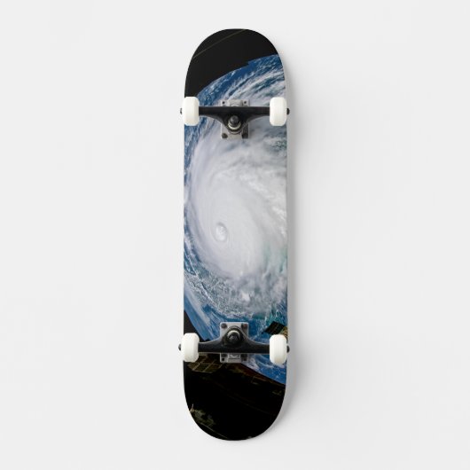 Skateboard Vue De L'Ouragan Dorian. (Recto)