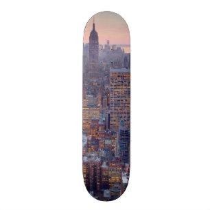 Skateboard Vue large de Manhattan au coucher du soleil