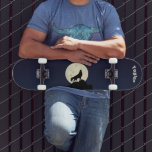 Skateboard Wolf Howling at the Moon Illustration personnalisé<br><div class="desc">Montrez votre côté sauvage avec ce skateboard personnalisé. Il présente une illustration en silhouette d'un loup en noir hurlant sur une lune jaune pâle, ce qui en fait un endroit parfait pour quiconque aime les animaux. Ce tablier de patinage est prêt à être personnalisé avec un nom ou un autre...</div>