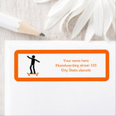 Skateboarder op zijn skateboardaangepast etiket (Insitu)