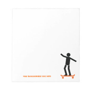 Skateboarder op zijn skateboardaangepast notitieblok