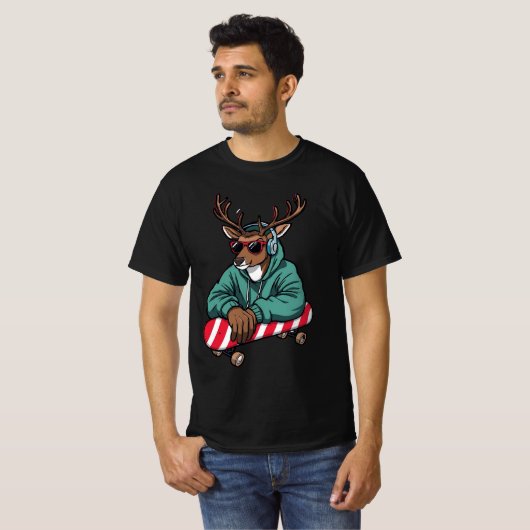 Skater Reindeer – Cool Christmas Skateboard Design T-shirt (Voorkant volledig)