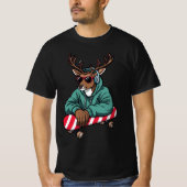 Skater Reindeer – Cool Christmas Skateboard Design T-shirt (Voorkant)