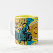 SKAYMARTS | Calligraphie jaune Afriprints Mug (Devant gauche)
